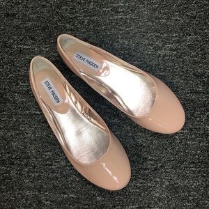 Never worn!! Patent nude, Steve Madden Flats